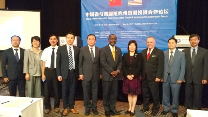 章啓月總領事(右四)同與會的部分中美政府和企業代表合影。