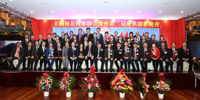 出席慶典活動的僑領們合影