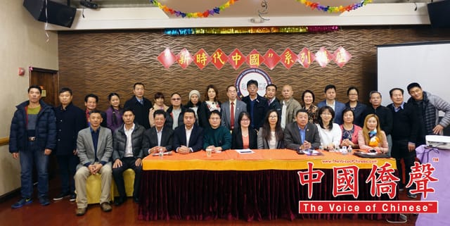 出席講座的僑領和嘉賓與領館領事們合影
