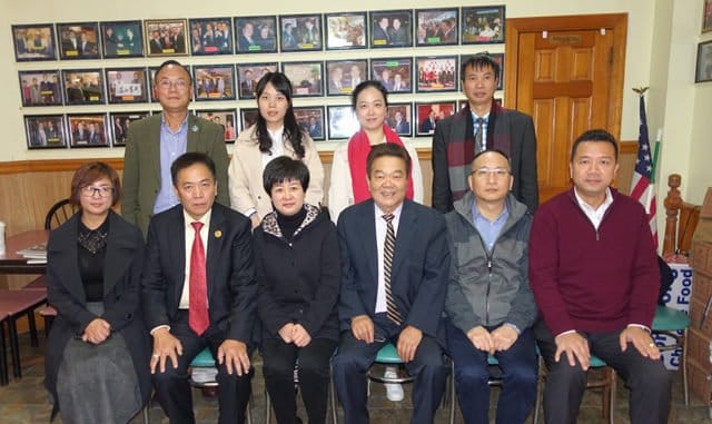 福州市副市長李春率福州市教育交流及旅遊推介團一行5人與僑領們合影