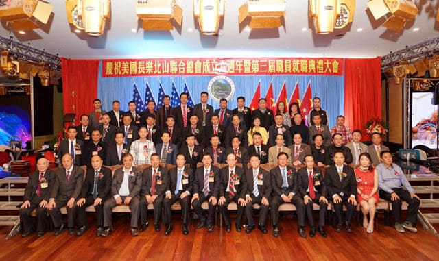 出席慶典活動的僑領與新任主席卓瑞榮(前排左七)合影。