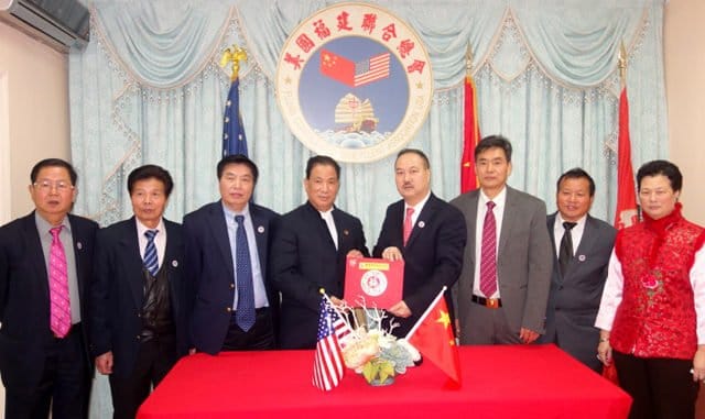 出席歡迎會的美國福建會館主席余光武(右四)及職員們與阿根廷南美美華總商會會長、阿根廷華僑福建同鄉會顧問江典增(右四)合影。