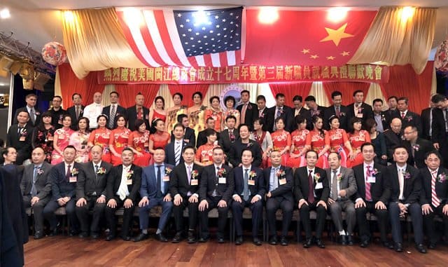 出席慶典活動的嘉賓與新任主席游必勝(右八)合影。