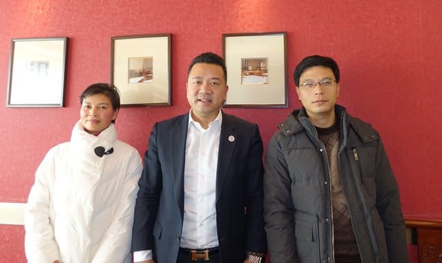 美國福州僑聯總會主席陳鍵榕(中)拜訪淅江省金華市僑辦,受到了僑辦副主任涂李明(右),金華市婺城區僑辦主任汪愛春(左)的熱烈歡迎。