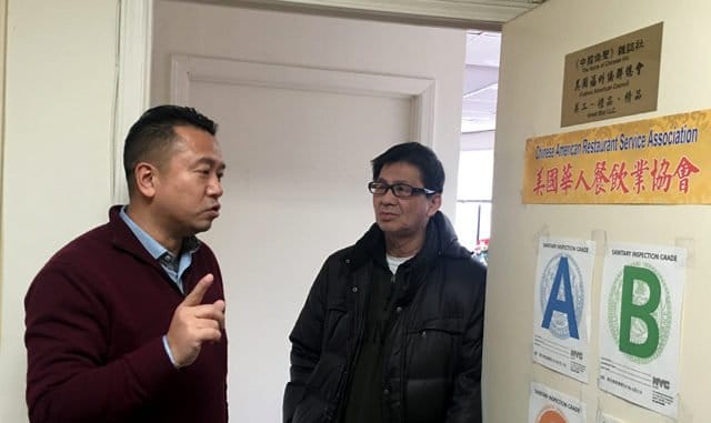 外賣郎張先生向陳鍵榕會長(左)訴求解決嚴抓電動車造成找工難的辦法。