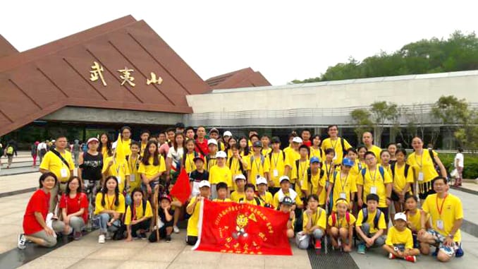 2017年夏令營學生在武夷山合影留念。