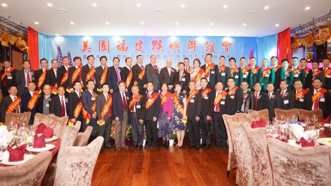 紐約市主計長斯靜格(後排左13)與美國猴嶼聯誼會張輝主席(後排左14)及職員們合影。