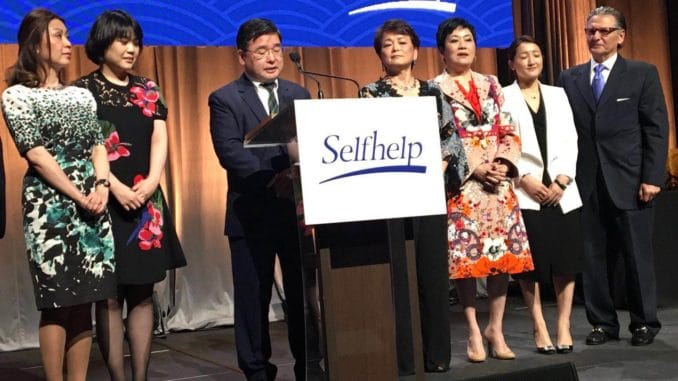 市議員顧雅明出席了晚會並頒獎給自強社區服務中心華人顧問委員會委員們