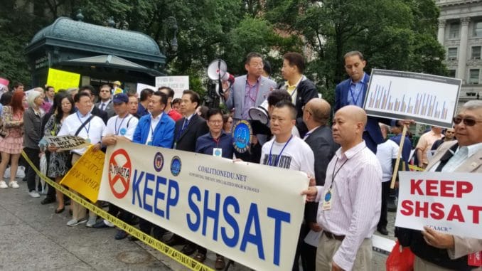 由亞裔維權大聯盟發起,集結華人社區的社團以及民眾於市政廳門前舉行抗議示威。