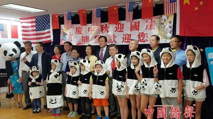 2018首屆美東華僑 迎中秋 慶國慶熊貓親情送月餅活動在紐約法拉盛隆重舉行