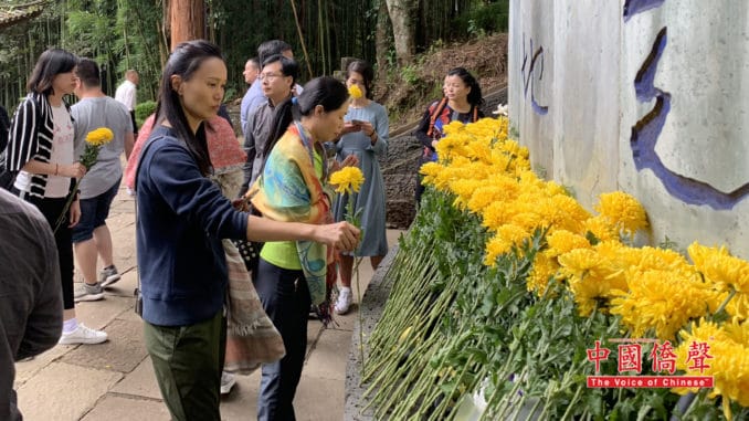 学员们向在抗战中牺牲的烈士獻花