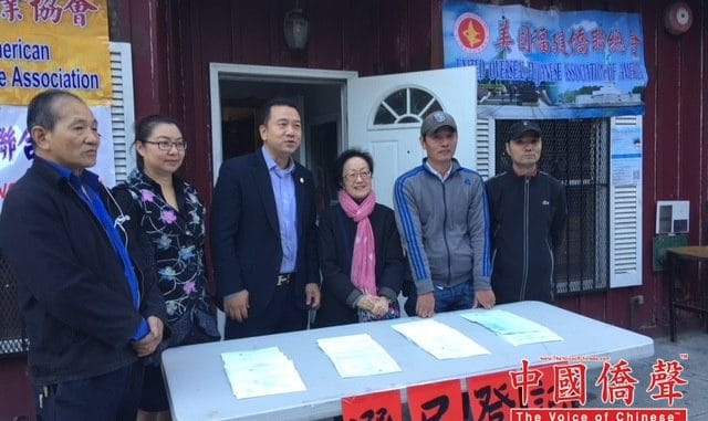 陈倩雯(右3)和陈键榕(右4)等鼓励华裔选民参加选民登记