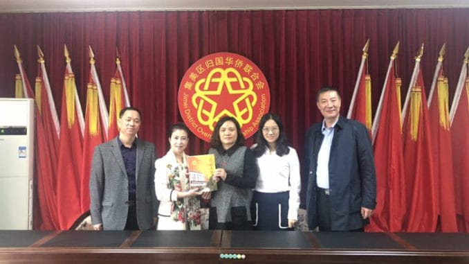 蔡青娜(左二)与集美区侨联驻会人员合影