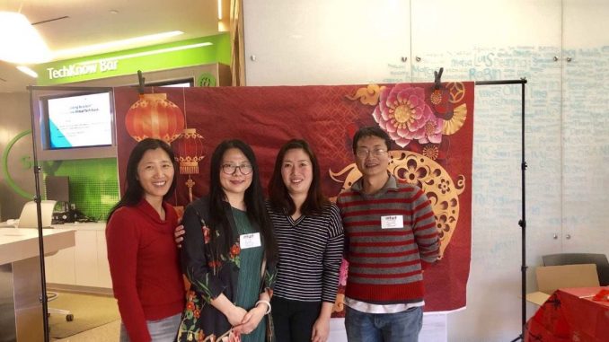 杨茹(左二)与她的工作室助理张焱(右一)、张丽(左二)应邀参加美国最大理财软件公司Intuit Inc.举办的庆祝中国年活动