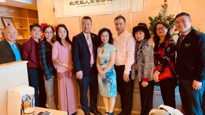 「北美华人华裔寻根协会」及「凯亚娜环球旅游公司」皇后区法拉盛新址正式启用,亲朋好友、旧雨新知纷纷前往祝贺及赠送贺礼及牌匾