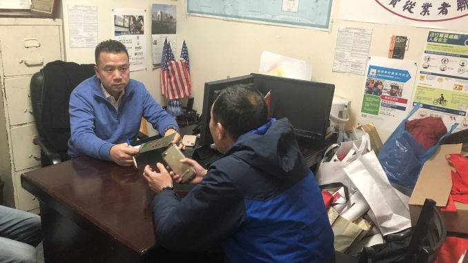 华裔外卖郎请病假遭辞退,律师:三天之内的病假无需提供医生证明,可索偿误工损失。
