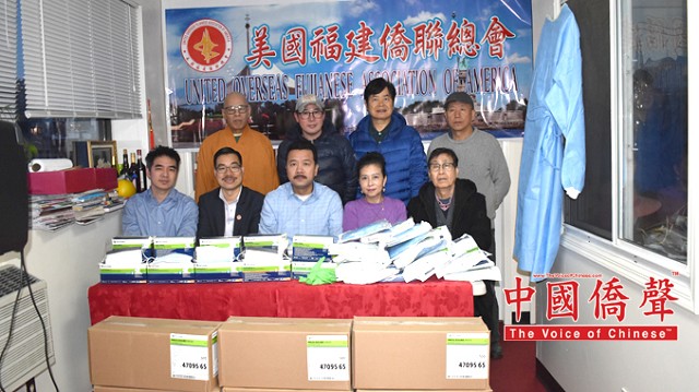 今天出席发布会的有华兴基金会主席、美国闽台总商会会长、美国福建侨联总会主席、美国华人餐饮业协会会长、美国外卖从业者联合总会会长陈键榕(前排中),北美华人华裔寻根协会会长蔡青娜(前排右二),美国琅岐红光联谊会主席陈宜昌(前排左二),北美华人华裔寻根协会常務副会长郑雄(前排左一)。