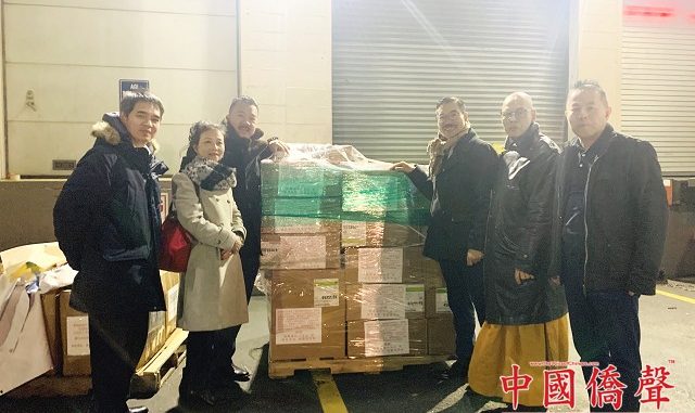 美国闽台总商会等侨团将第一批抗疫物资运抵机场运往疫区
