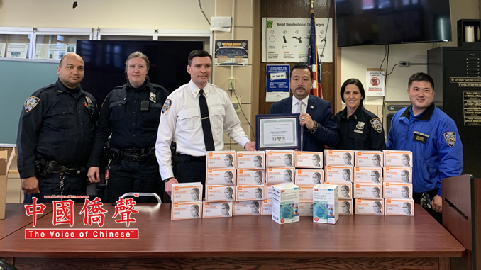 109分局局长Deputy Inspector Keith P. Shine夏恩(左三)向华兴基金会主席陈键榕主席(右三)颁发感谢状,感谢陈主席向109分局捐赠医疗物资。