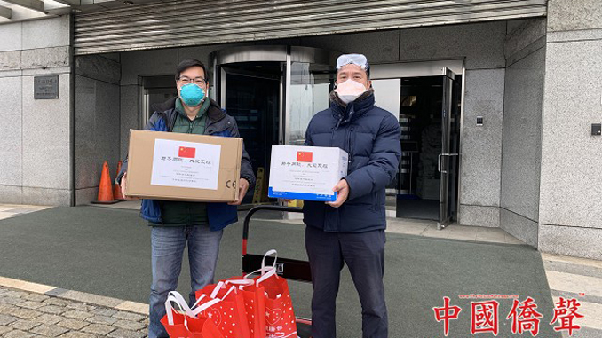 美国福建侨联总会主席陈键榕(右),常务副主席陈宜昌(左),協助紐約總領事館把祖籍國送來的防護口罩及手套發送給紐約的僑胞,