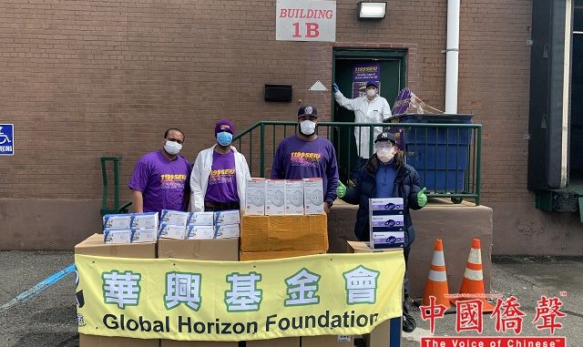 华兴基金会联同第一保健通过1199工会向美东医疗技术人员,医疗助理,和家庭护理人员捐赠医疗物资。 右一为华兴基金会主席陈键榕与1199SEIU工会代表们合影。