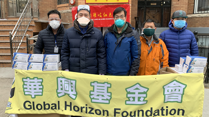 华兴基金会主席陈键榕(左二)、董事陈宜昌(中)在纽约布鲁克林向侨胞免费派发5000千个医用口罩。