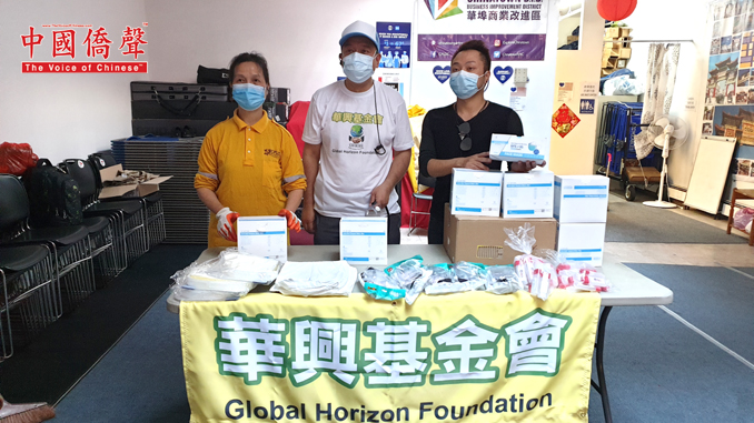 华兴基金会主席陈键榕(中),WE Projects主席杰克(右),华埠共同发展机构(左)关淑媚。
