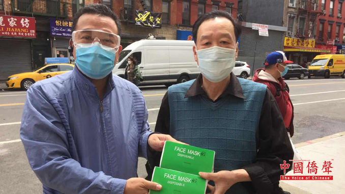 美国福建侨联总会主席陈键榕(左)协助总领馆向侨胞发送口罩,右为美国猴屿同乡会名誉主席唐荣团。