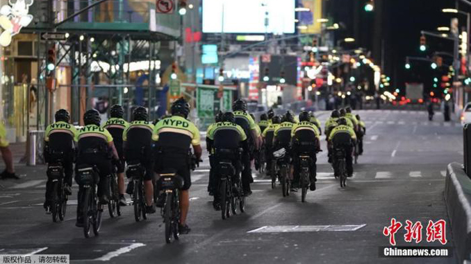 資料圖:紐約警察在時代廣場附近騎自行車巡邏。 圖片來源:中新網