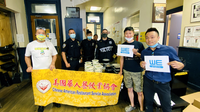 感谢警察疫情期间辛勤工作及振兴餐饮业,美国华人餐饮业协会等非营利机构送餐慰问前线警察。