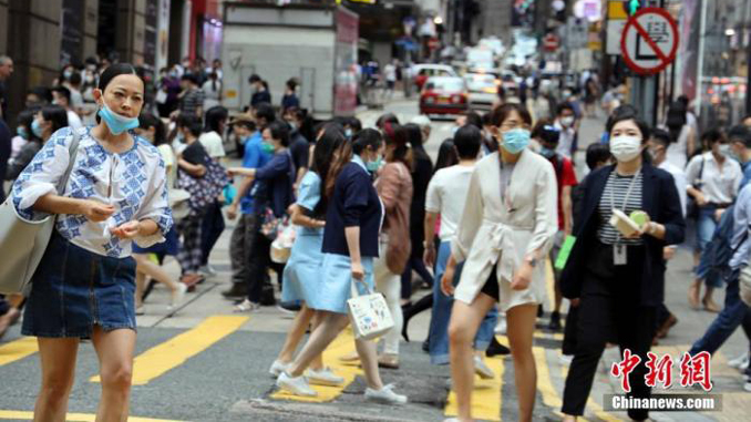 资料图:疫情下的香港街头。 中新社记者 洪帆 摄