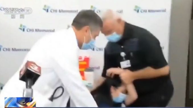 美国一护士注射新冠疫苗后晕倒
