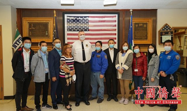纽约长友协会、法拉盛康华日间护理中心感恩节向109分局送苹果