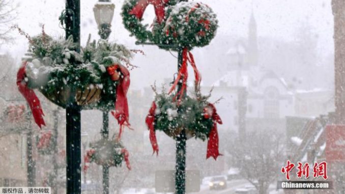 当地时间12月5日,马萨诸塞州马尔伯勒市区,大雪落在节日装饰品上。