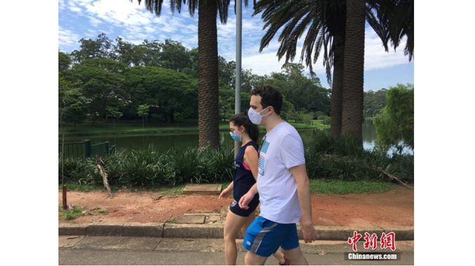 当地时间2020年12月21日,巴西圣保罗,市民戴着口罩在当地一公园休闲锻炼。 中新社记者 莫成雄 摄