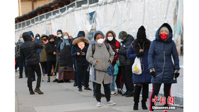 当地时间1月24日,美国纽约一处新冠检测点,市民排队检测。中新社记者 廖攀 摄