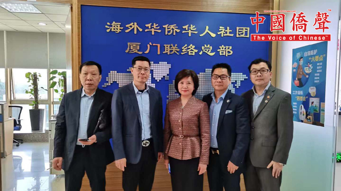 出席海外华侨华人社团厦门恳谈会的厦门市侨联主席陈俊泳(中)、美国闽台总商会常务副会长陈东秀(右一)。
