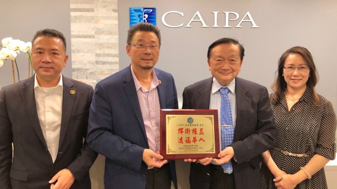 美国亚裔维权大联盟主席陈善庄(左二),向亚美医师协会会长刘季高(右二)颁发表扬状,左一为法拉盛华人社团联席会主席陈键榕,右一为亚美医师协会外展经理黄雪莉。