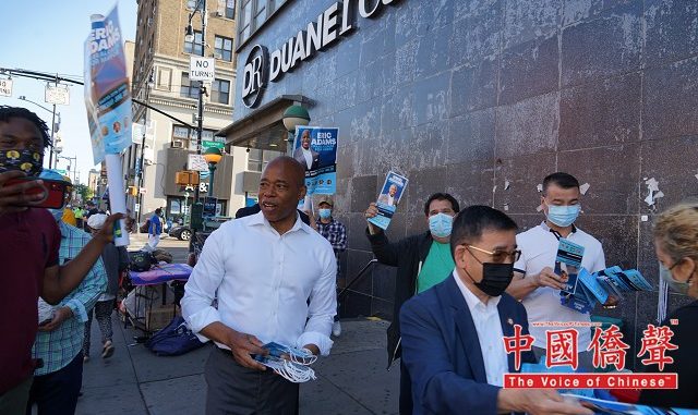 纽约市长候选人亚当斯法拉盛造势拉票