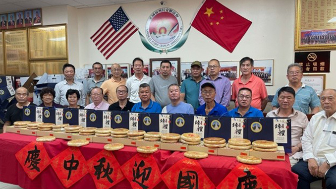 美国福州長安联谊会举办《庆贺中秋、喜迎国庆》赠送月饼活动