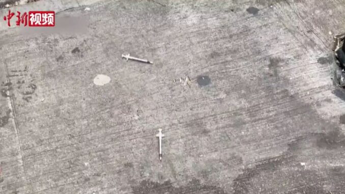 纽约中城游民光天化日吸毒泛滥 路面注射器随处可见