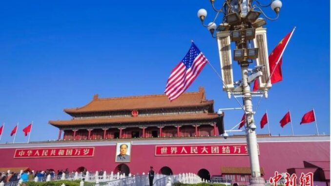 资料图:北京天安门前悬挂起中美两国国旗。中新社记者 贾天勇 摄