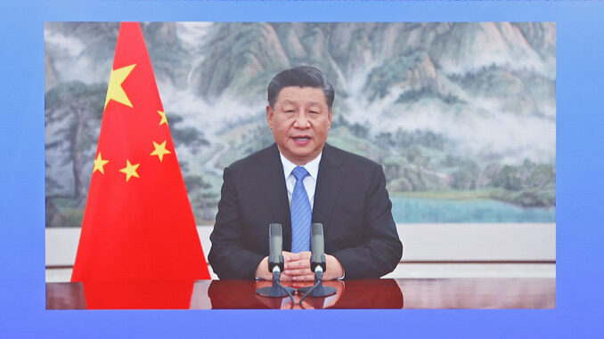 资料图:11月4日晚,中国国家主席习近平以视频方式出席第四届中国国际进口博览会开幕式并发表题为《让开放的春风温暖世界》的主旨演讲。 中新社记者殷立勤 摄