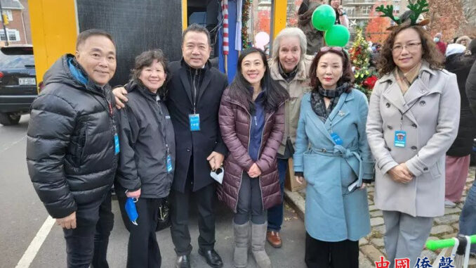 出席派发礼物活动的嘉宾与比尔牧师合影,从左至右,启扬中心联合主席罗维宗、法拉盛银行Judy Ng吴薛美嫦、林则徐基金会执行主席陈键榕、候任法拉盛市议员黄敏仪、比尔牧师、蓝天集团林静、亚美医师协会黄雪莉。