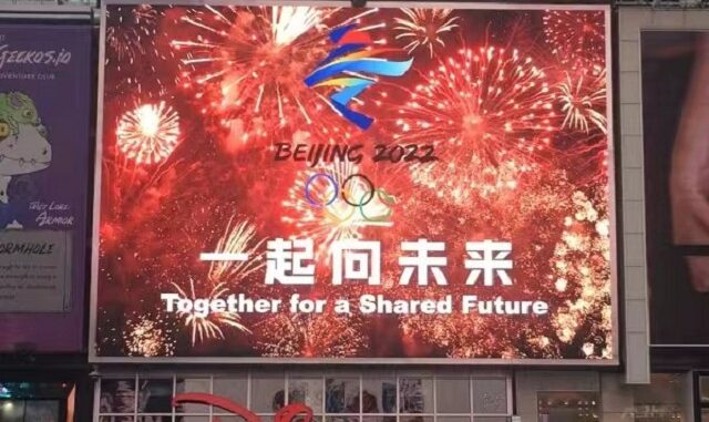 侨胞王建伟时报广场为北京冬奥会助力