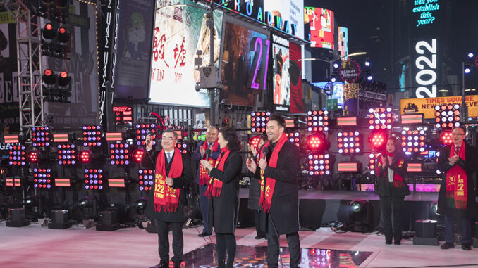 当地时间2021年12月31日,纽约时报广场举行新年倒计时庆祝活动,活动开幕庆典以中国河南文化为主题,太极拳、少林功夫、扇子舞相继登台,结合现场多个大屏幕视频向纽约民众展演中国中原腹地河南的人文风情。图为中国驻纽约总领事黄屏(前排左)致辞。 中新社记者 廖攀 摄