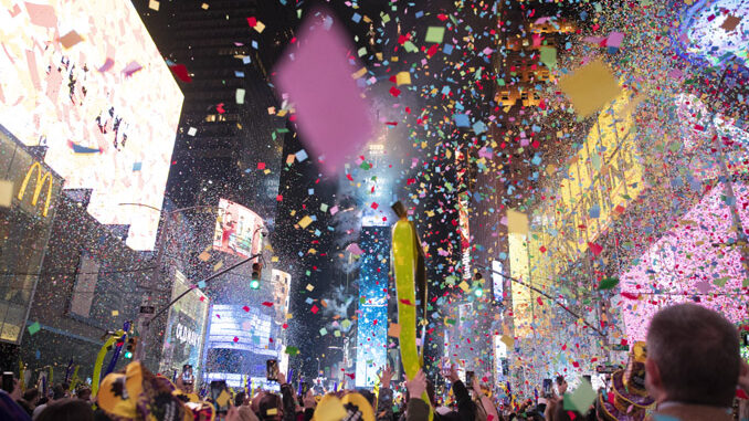 当地时间2022年1月1日0时,美国纽约时报广场跨年庆典现场的人们,在绽放的焰火和飞舞的纸片中迎来新年。这是纽约市第二次在疫情中迎接新年,今年现场只允许1.5万人进入,疫苗、口罩、社交距离等也有严格规定。 中新社记者 廖攀 摄