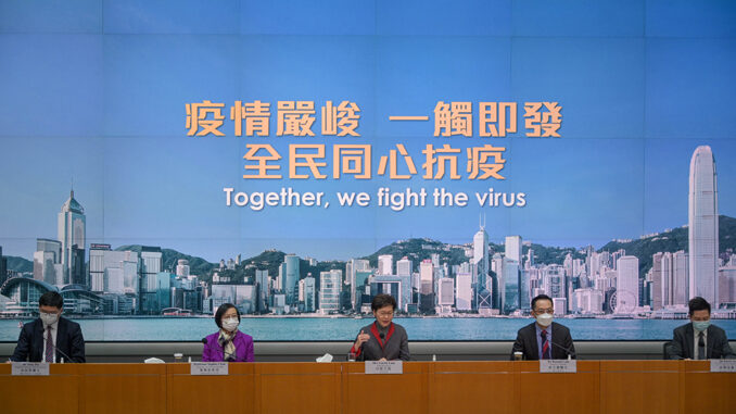 1月5日,香港特区政府宣布,将收紧社交距离措施。1月7日零时起食肆晚市禁止堂食,酒吧、健身室和体育场地等处所须关闭,取消所有大型活动,为期14天。图为香港特区行政长官林郑月娥(中)、香港特区政府食物及卫生局局长陈肇始(左二)等出席记者会。 中新社记者 陈永诺 摄