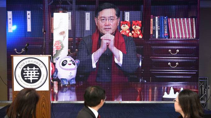 当地时间1月22日,2022年全美华侨华人春节团拜会在马里兰州举行。此次活动由美国侨学界社团联席会主办,全美60多个侨团参加。图为中国驻美大使秦刚以视频方式向活动致贺。 中新社记者 陈孟统 摄