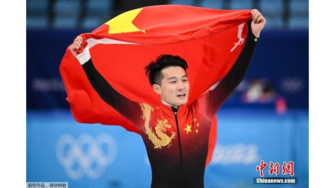 在2月7日晚进行的北京冬奥会短道速滑男子1000米决赛中,中国选手任子威率先撞线,获得冠军。另外两位进入到决赛中的中国选手李文龙、武大靖分列第二和第四。图为任子威庆祝胜利。